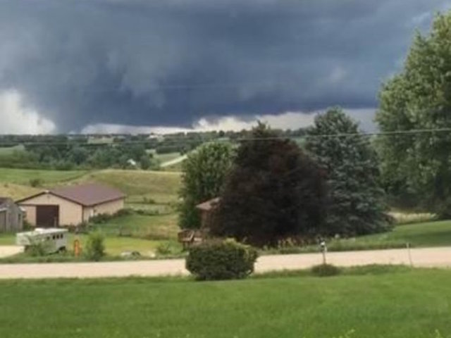 Tornadoes rip through Iowa, caught on video